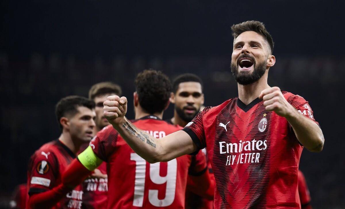 上任后首次露面，国足新帅邵佳一现场观战中国U22vs越南U22