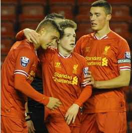 有爱，埃德森用手语向一名聋哑女球童示意：我爱你